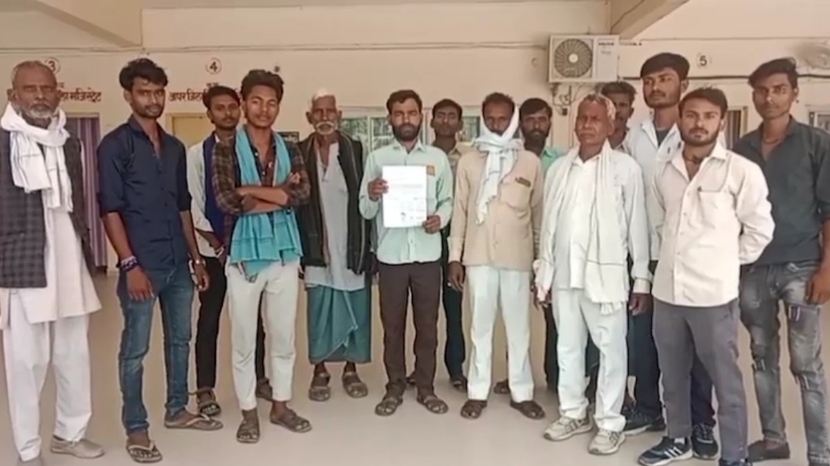 बिजली विभाग की शिकायत लेकर ग्रामीण डीएम के पास पहुंचे (Photo: ITG)