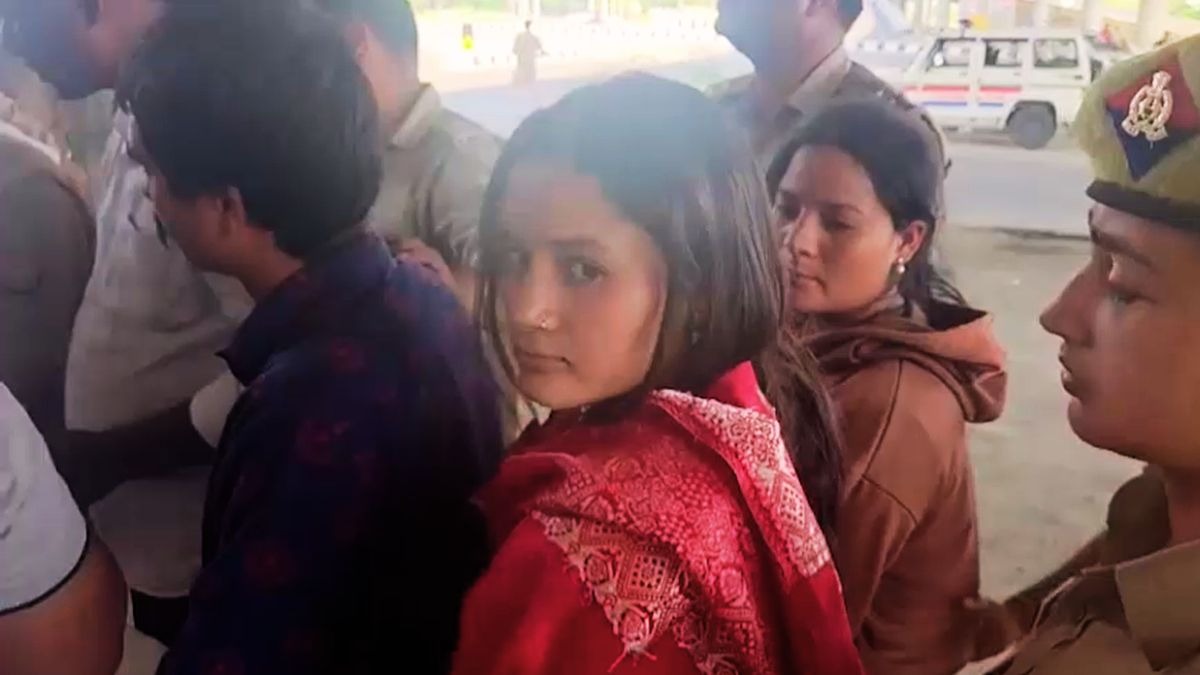 12 करोड़ के जेवरात चुराकर भाग रहे थे नेपाली पति-पत्नी और साली. (Photo: Screengrab)