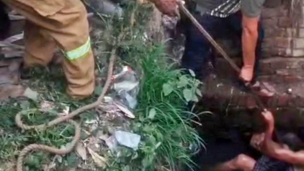 नाले में गिरने से मजदूर की मौत, बेबस बेटी बोली- 'साहब, आप ही