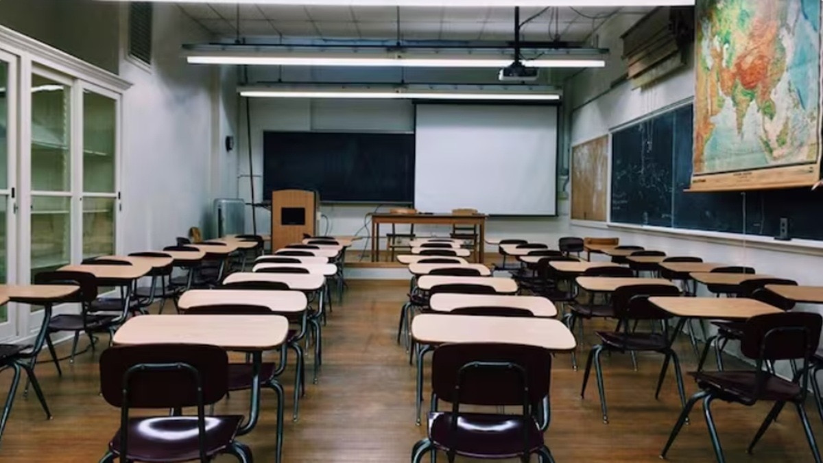 बंगाल के स्कूल में मिला बेडरूम, कैश, कंडोम और शराब