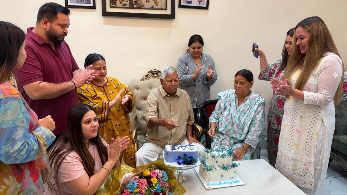तेजस्वी यादव ने परिवार संग पिता लालू यादव के जश्न की तस्वीरें साझा की हैं.