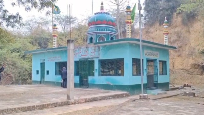 इटावा में बुलडोजर एक्शन: रात के अंधेरे में ढहाई गई 'बीहड़ वाल