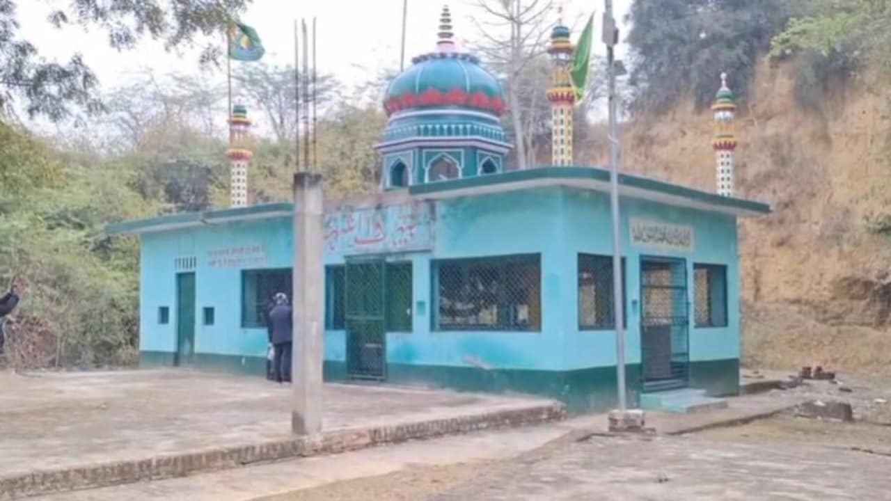 इटावा: रात के अंधेरे में ढहाई गई 'बीहड़ वाले सैयद बाबा' की मजार