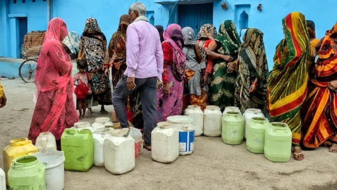 महोबा के इस गांव में बूंद-बूंद पानी को तरस रहे लोग, करोड़ों की टंकी बनी शोपीस
