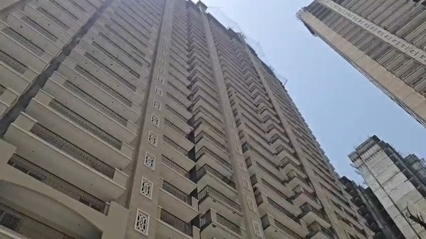 ग्रेटर नोएडा में 37वीं मंजिल से गिरे दो मजदूर, इलाज के दौरान