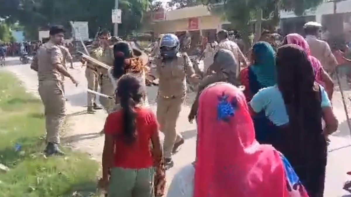 एक एनकाउंटर और भड़का गांव, महिलाओं पर भी बरसीं लाठियां, जाने