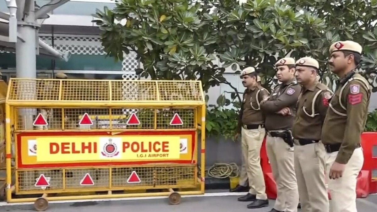 दिल्ली में पुलिस रेड के दौरान विदेशी महिला ने लगाई छलांग, मौ