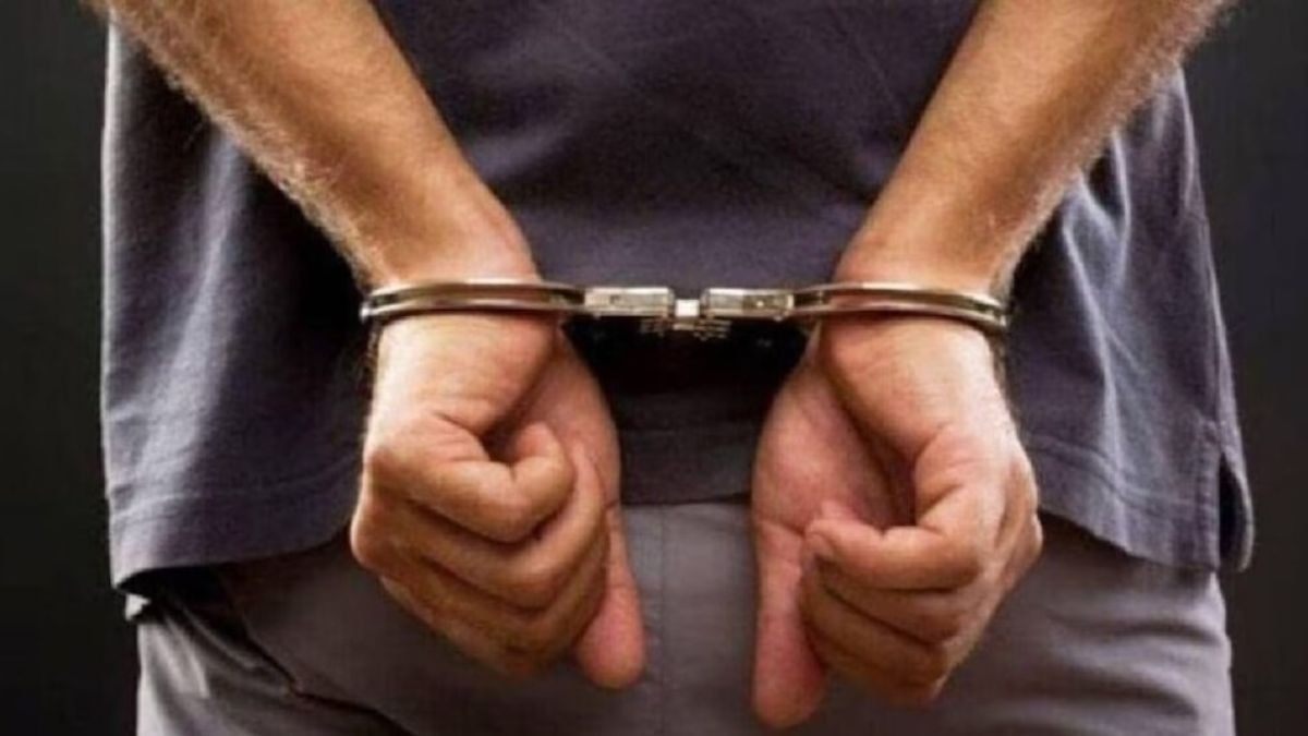 दोपहिया वाहन से जाते समय पकड़ा गया आरोपी. (Photo: Representational)