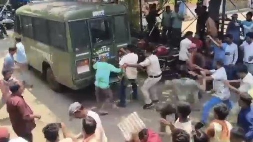 कोर्ट पहुंचते ही टीएमसी का नेता का हुआ विरोध (Photo: Screengrab)