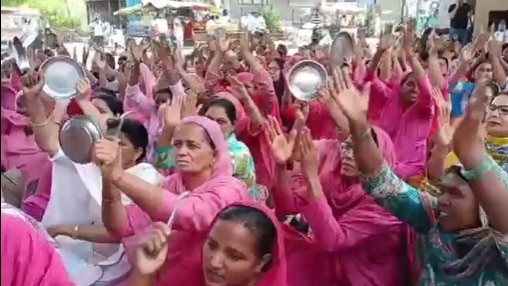 45 डिग्री गर्मी में सेवा, फिर भी मांगें अधूरी!(Photo: Screengrab)