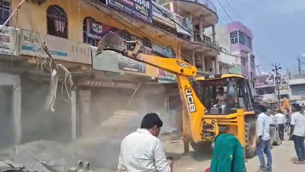 जेसीबी और पुलिस बल की मौजूदगी में हटाए गए अवैध निर्माण.  (Photo: Screengrab) 