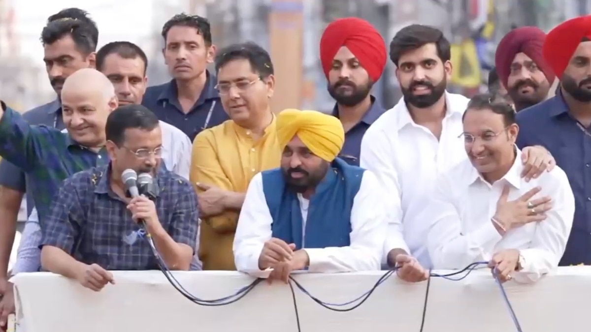 बठिंडा में रोड शो के दौरान अरविंग केजरीवाल ने दावा किया कि नवंबर में चुनाव हुए तो AAP फिर बनाएगी सरकार (Photo: X/@ArvindKejriwal)