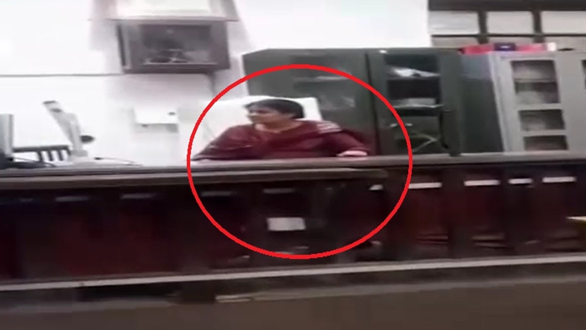 वाराणसी कोर्ट में जज की कुर्सी पर बैठकर सुनवाई करती महिला. (Photo: Screengrabs)