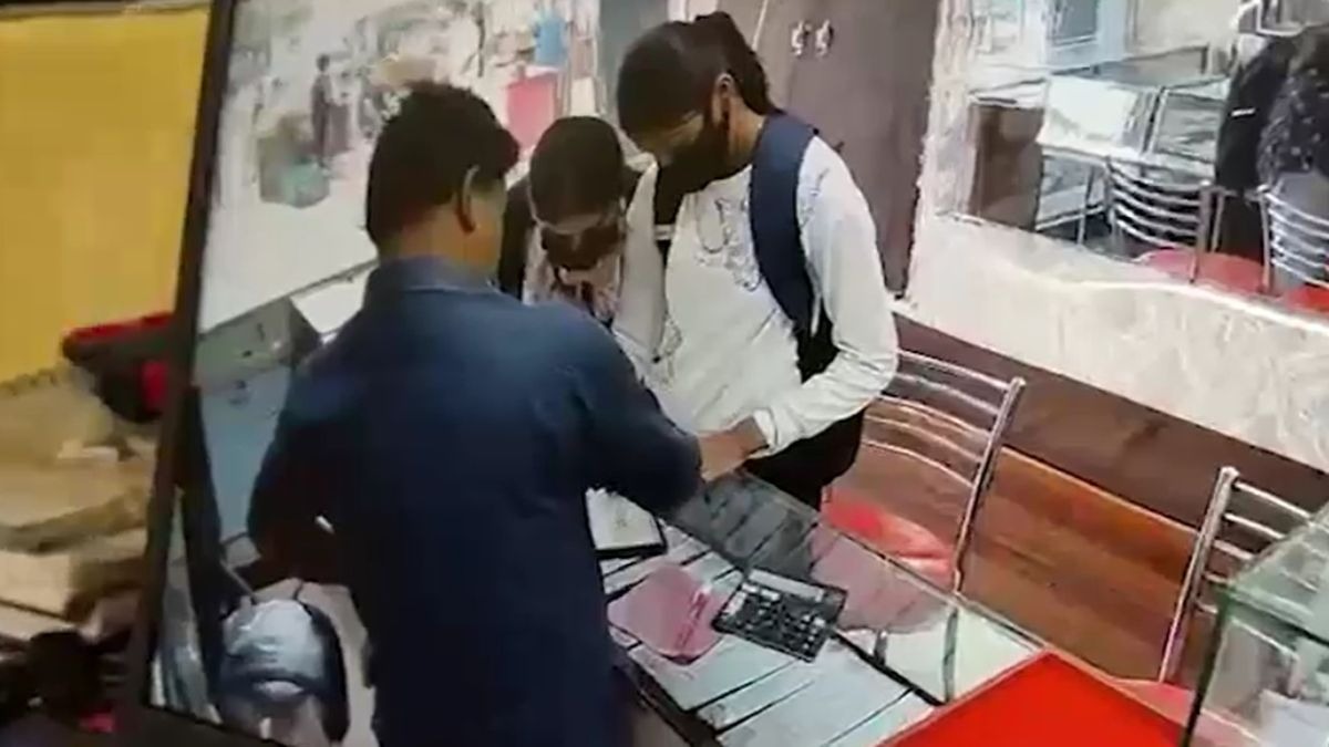 पकड़े जाने के बाद भीड़ ने कर दी आरोपी लड़कियों की पिटाई. (Photo: Screengrab)