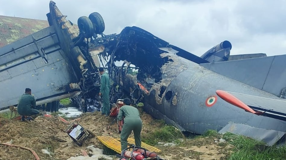 जोरहाट एयरबेस पर IAF का प्लेन लैंडिंग के वक्त क्रैश, दो हिस्सों में बंट गया विमान, 5 जवान शहीद - Indian Air Force AN 32 aircraft catches fire after landing at Assam
