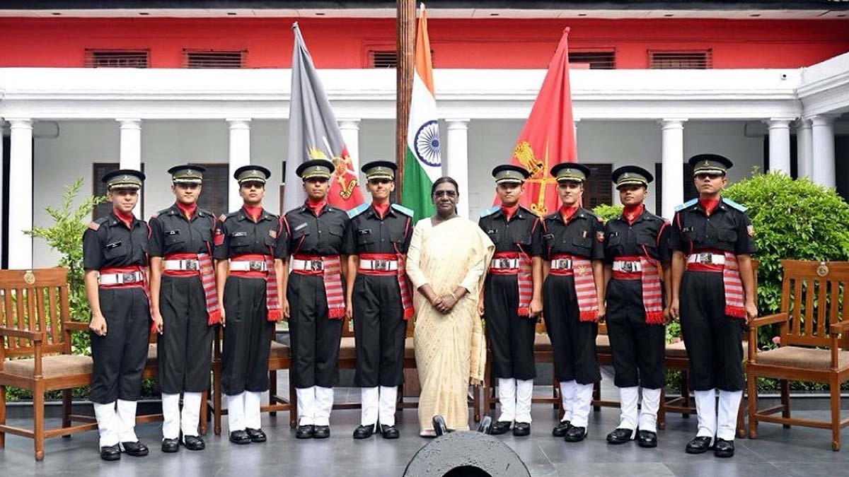 राष्ट्रपति द्रौपदी मुर्मू के साथ भारतीय सेना में शामिल 9 महिला अधिकारी. (Photo: ITG)