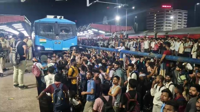 पाटलिपुत्र स्टेशन पर अभ्यार्थियों का हंगामा. (photo: ITG)