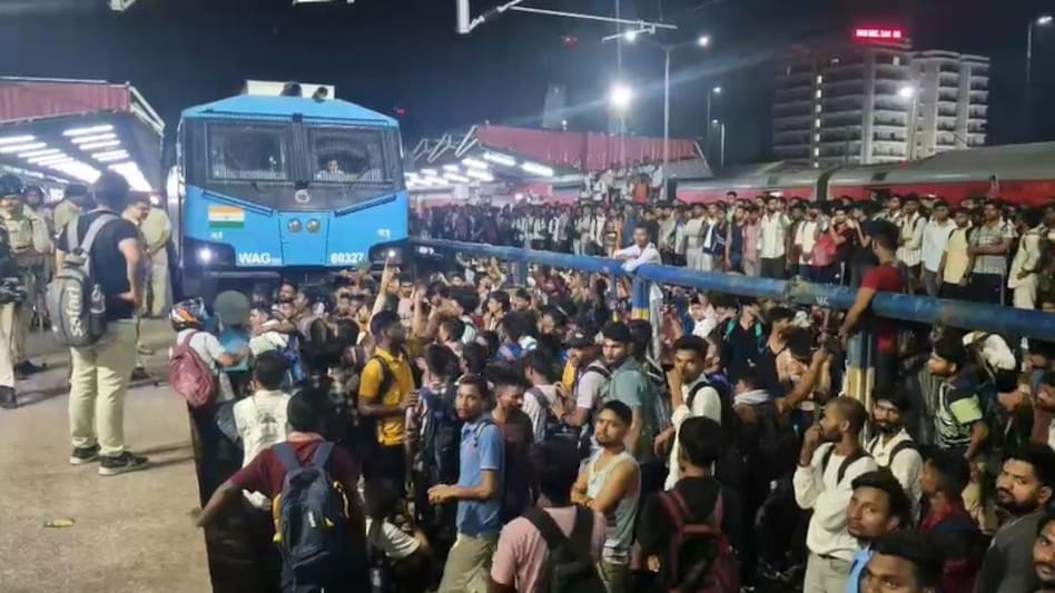 पाटलिपुत्र स्टेशन पर छात्रों का बवाल, ट्रेन में तोड़फोड़-पथराव, IG समेत कई पुलिसकर्मी जख्मी - bihar police recruitment exam candidates protest train shortage patliputra station ...