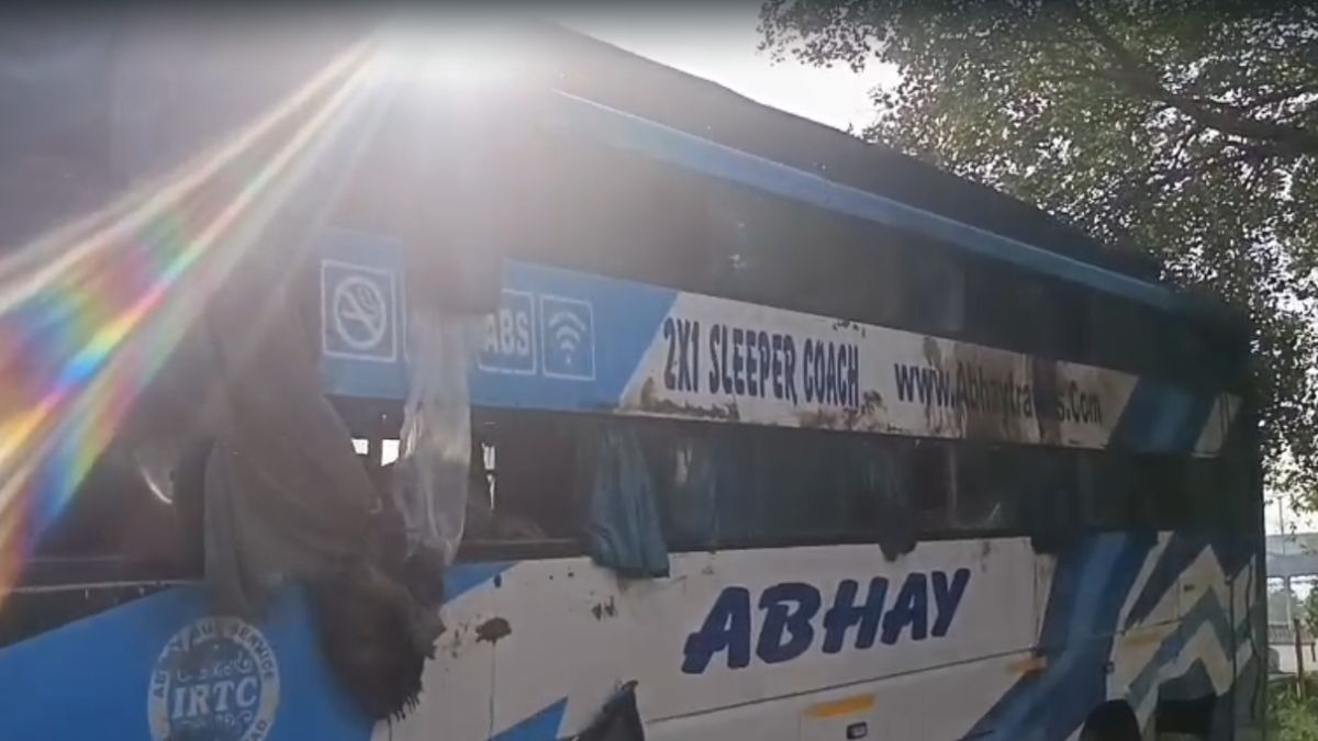 फर्रुखाबाद से दिल्ली जा रही थी बस. (Photo: Screengrab)