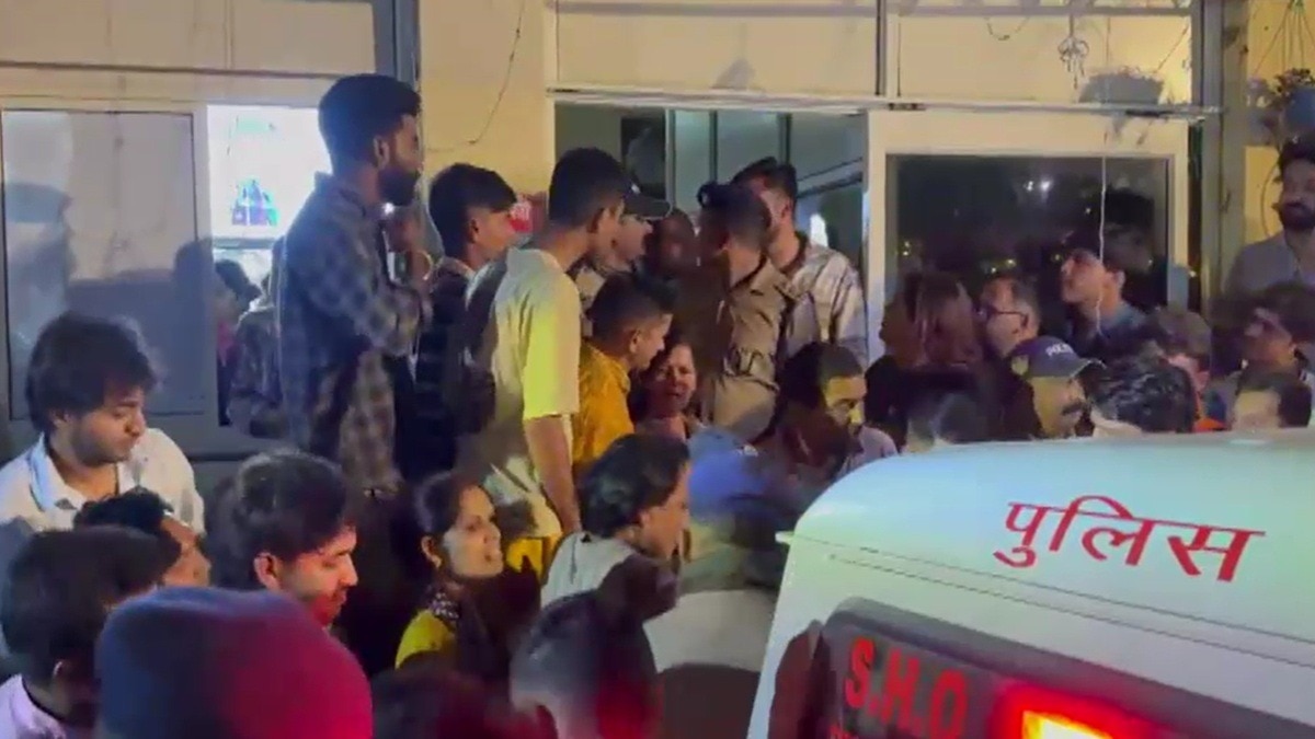 घटना के बाद थाने का घेराव करते कर्मचारी. (Photo: Screengrabs)