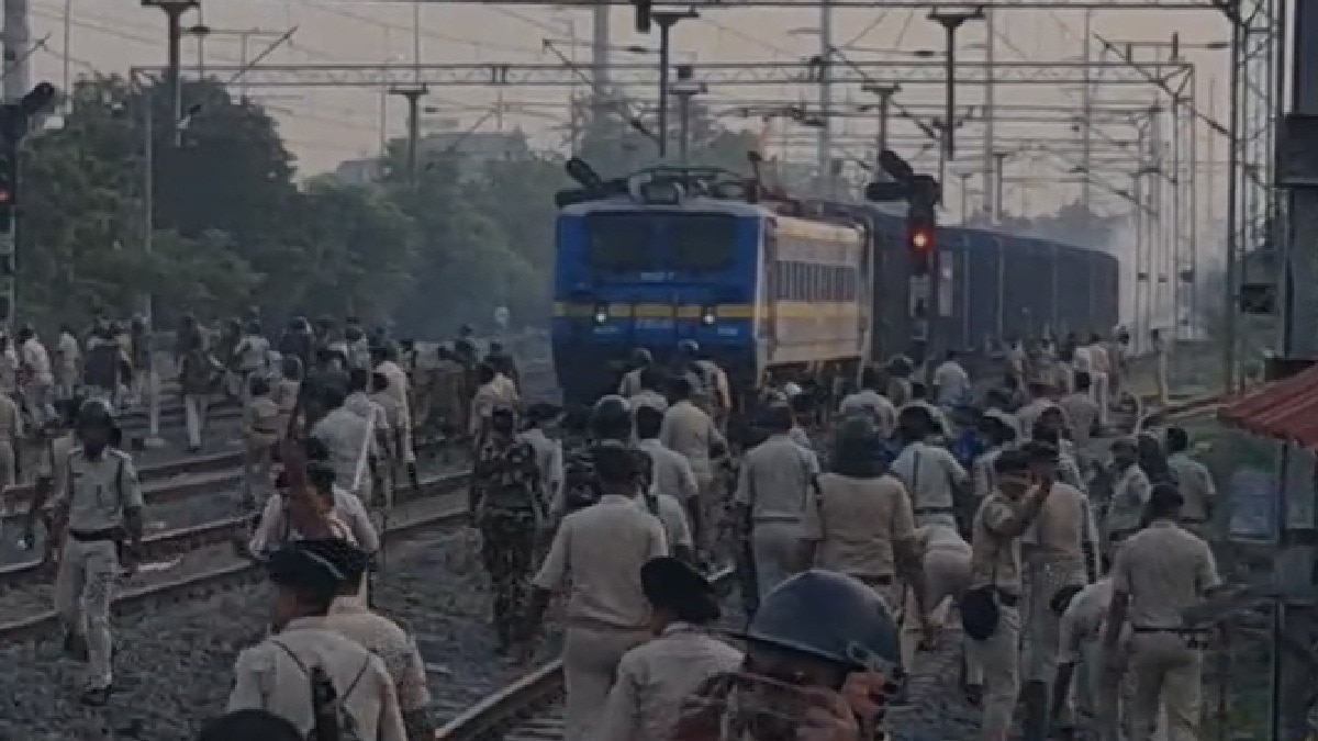 उपद्रवियों को खदेड़ती पुलिस. (photo: Screengrabs)