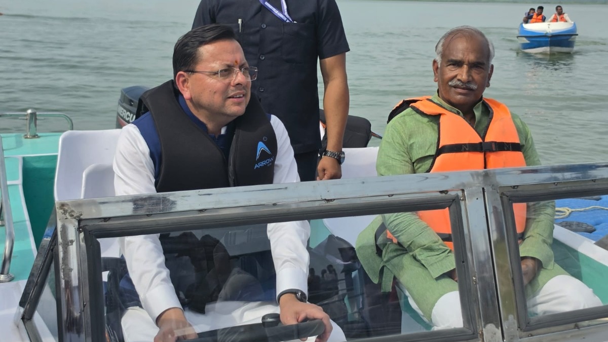 उत्तराखंड में इंटरनेशनल क्याकिंग और कैनोइंग टूर्नामेंट की तैयारियों का मुख्यमंत्री पुष्कर सिंह धामी ने निरीक्षण किया. (Photo: ITG)