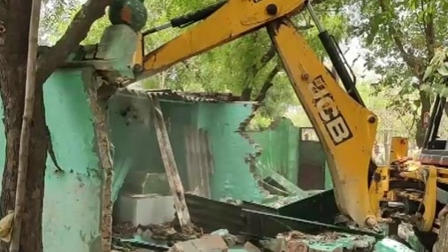400 पुलिसकर्मियों की मौजूदगी में कार्रवाई.(Photo: Screengrab)
