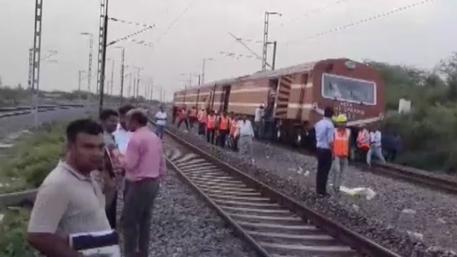 Madhya Pradesh: Four die after passengers jump onto tracks following a rumor