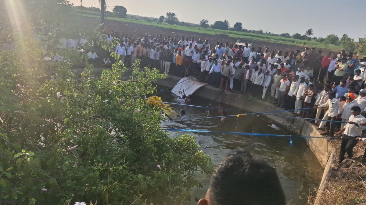 दर्शन कर लौट रहे श्रद्धालुओं की पिकअप कुएं में गिरी (Photo: ITG)