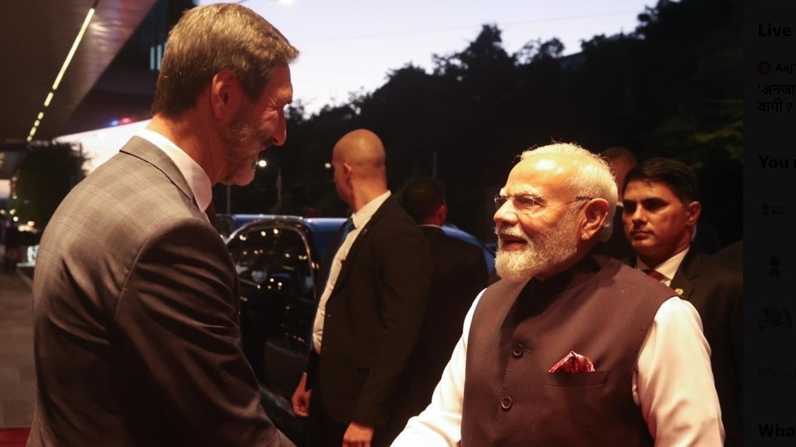 नरेंद्र मोदी का स्वागत रिपब्लिकन स्लोवाक के विदेश और यूरोपीय मामलों के मंत्री जुराज ब्लानार ने किया (Photo: X/@@MEAIndia)  