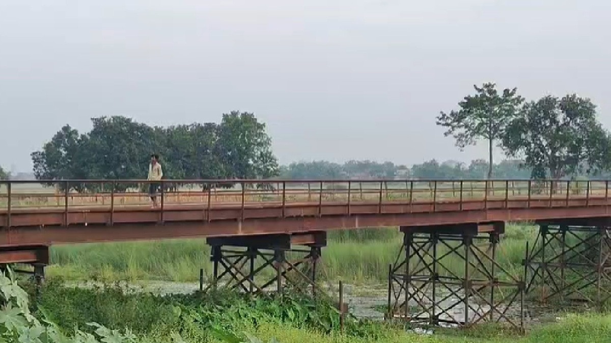 बेतिया में लोहे का जर्जर पुल बना खतरे की घंटी, डर में जी रहे गांव वाले (Photo: itg)