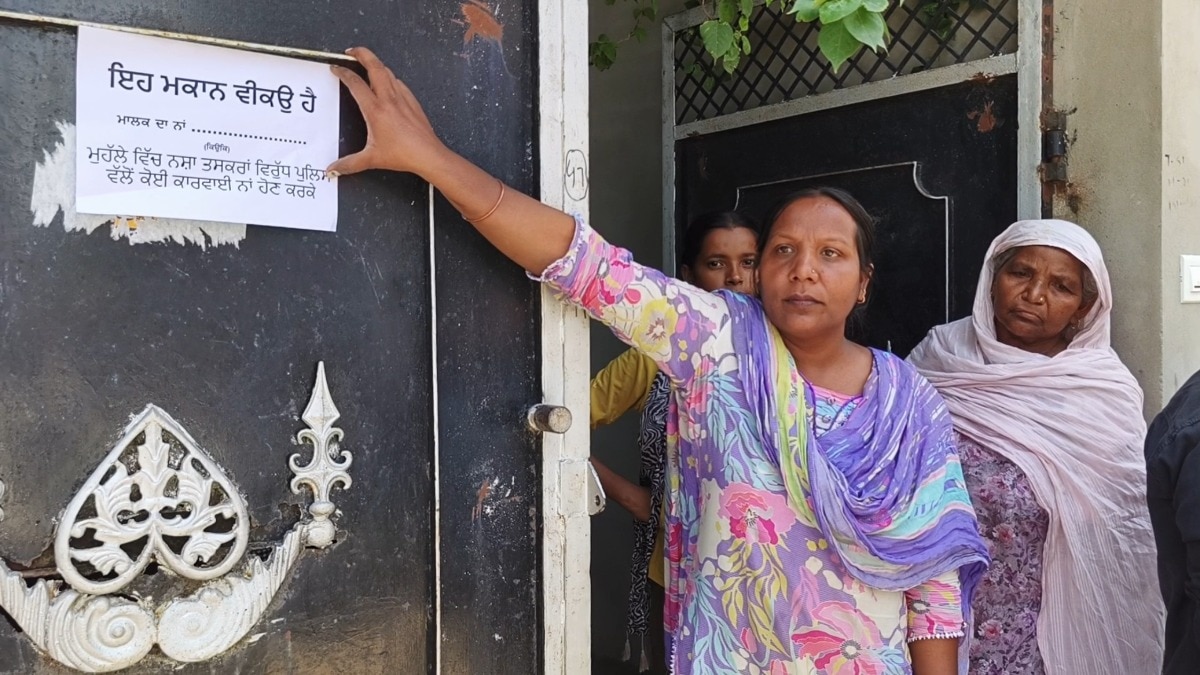 चट्टे के बिक्री से परेशान हुए लोग. (Photo: Prem Passi/ITG)
