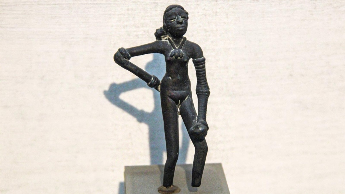 Dancing girl of Mohenjodaro (Image Credit: Wikiedia Commons)