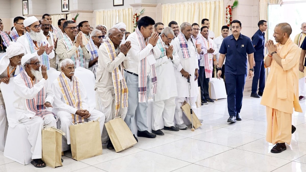 लखनऊ में जेवर के किसानों से मिले सीएम योगी (Photo- X/CMYogi)