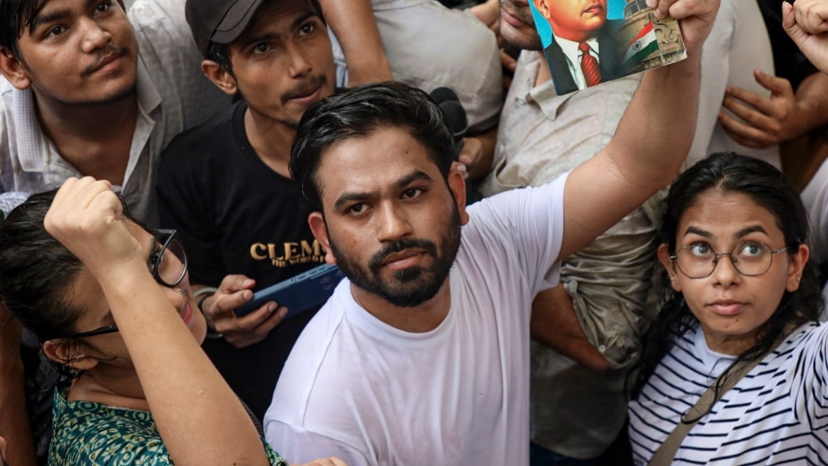 जयपुर में अभिजीत दिपके से बदसलूकी, पेपर लीक और बेरोजगारी के खिलाफ प्रदर्शन. (Photo: ITG)