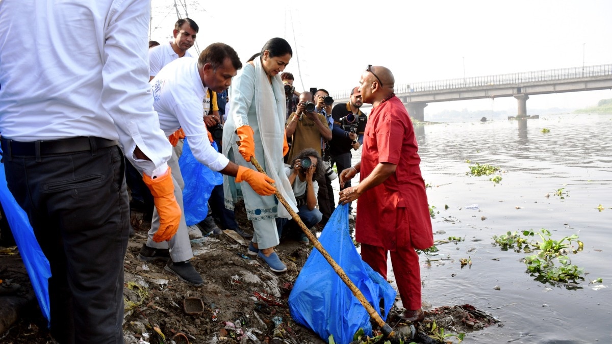 मुख्यमंत्री रेखा गुप्ता ने यमुना नदी को साफ और स्वच्छ बनाने के लिए एक बड़े सफाई अभियान में हिस्सा लिया (Photo: PTI)