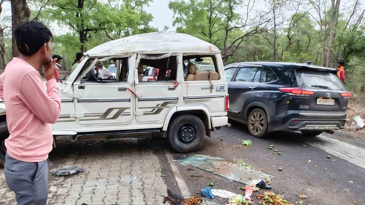 तेज रफ्तार बोलेरो कार बेकाबू होकर सीधे पेड़ से टकरा गई.(PHOTO:ITG)