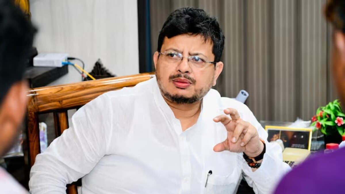 TMC पार्टी के नाम और चिन्ह पर दावे की तैयारी? ऋतब्रत बनर्जी ने कर दिया बड़ा इशारा - ritabrata banerjee ncpi tmc rebel mps west bengal legislative party statement NTC agkp - AajTak