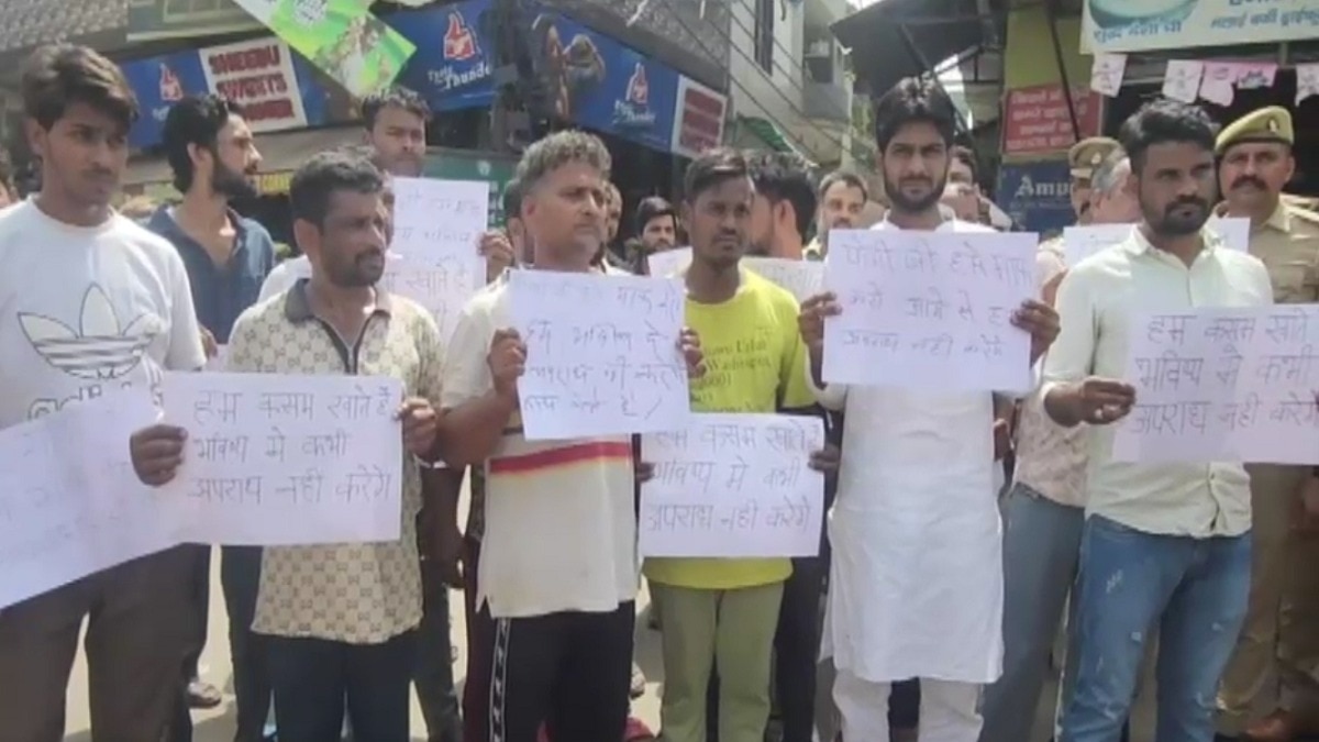 पोस्टरों पर अपराध न करने की शपथ लिखी हुई थी. Photo ITG
