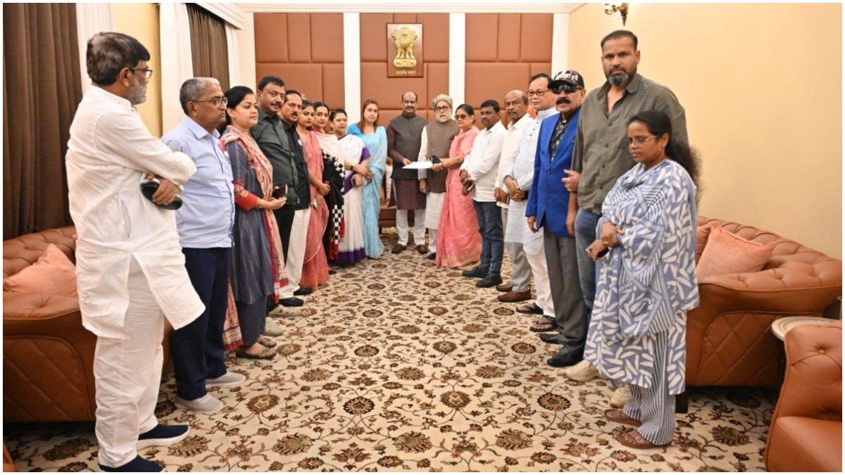 टीएमसी के बागी सांसदों ने लोकसभा अध्यक्ष ओम बिरला से मुलाकात कर पत्र सौंपा और सदन में अलग बैठने की व्यवस्था की मांग की. (Photo: PTI)