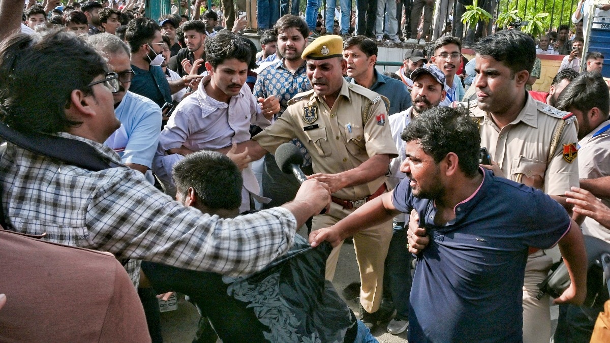 अभिजीत दिपके पर हमला करने वाले दो आरोपियों को हिरासत में लिया गया है. (Photo: PTI)