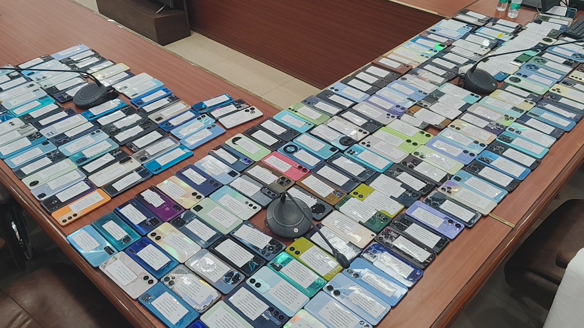 पुलिस लाइन में 210 लोगों को खोया हुआ मोबाइल लौटाया गया (Photo: ITG)