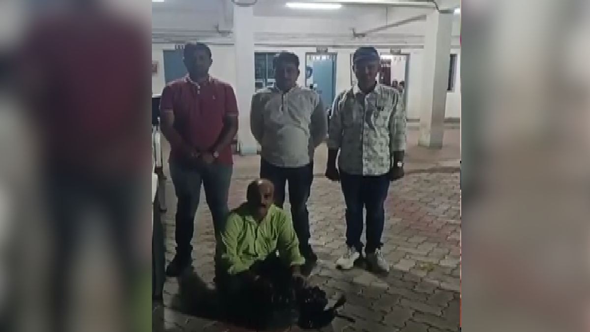 बिन डिग्री के फर्जी डॉक्टर को पुलिस ने दबोचा (Photo: itg)