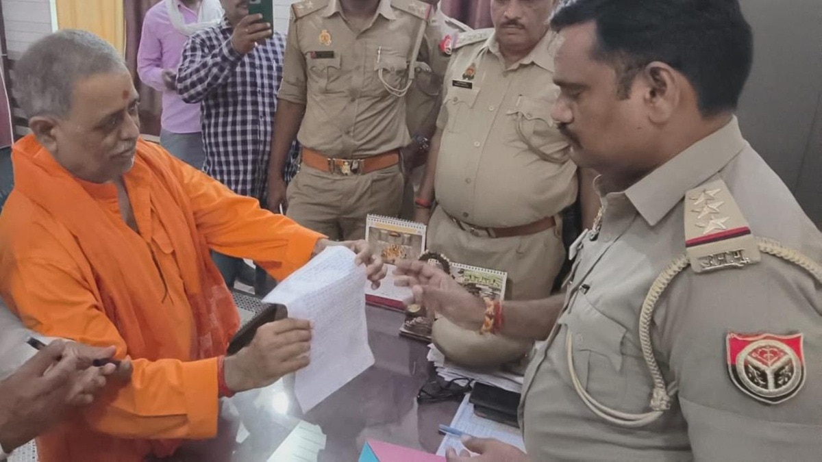 राम मंदिर चढ़ावा चोरी मामले में एफआईआर के लिए दी गई तहरीर. (Photo: Santosh Sharma/ITG)