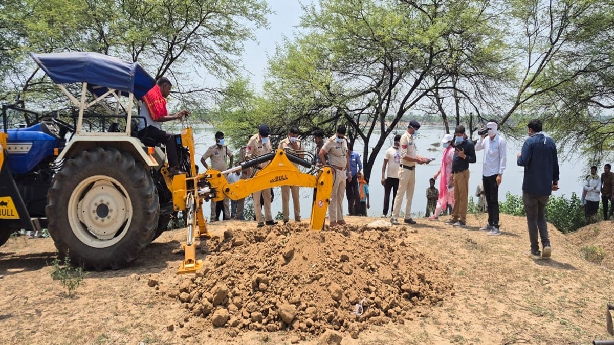 बालौदा बाजार में हुई 8 मौतों की गुत्थी सुलझाने में जुटी पुलिस. (Photo: Divendar Shukla/ITG) 
