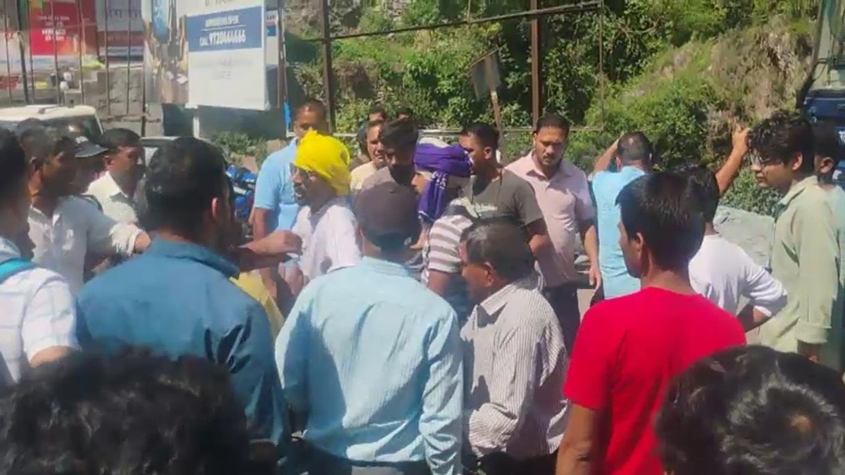 कर्णप्रयाग में बवाल के बाद बढ़ाई गई सुरक्षा. (Photo: Screengrabs)