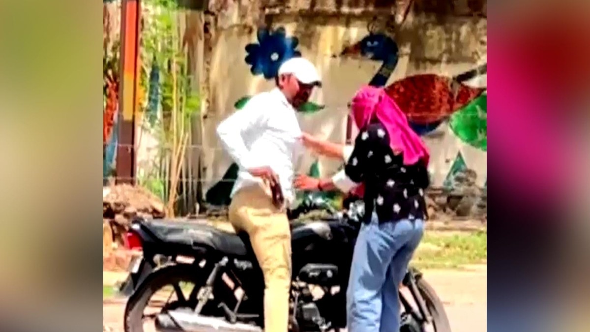 युवती ने बाइक पर फेंके पत्थर और छीना मोबाइल, VIDEO वायरल