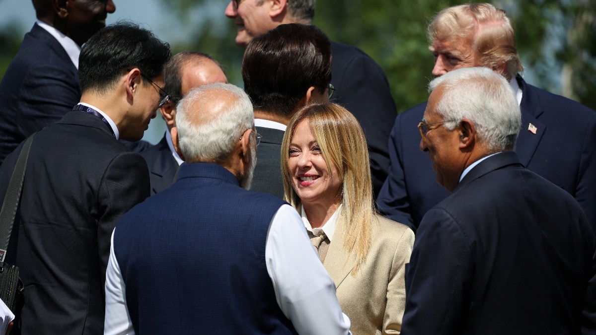 प्रधानमंत्री नरेंद्र मोदी G7 समिट में इटली की प्रधानमंत्री जॉर्जिया मेलोनी से बातचीत करते हुए (फोटो: Reuters)