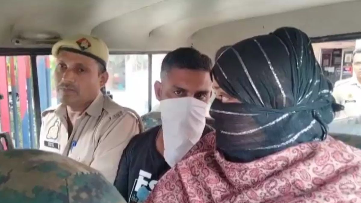आरोपी महिला ने पर्स से 7 सोने के जेवरात किए थे चोरी. (Photo: Screengrab)