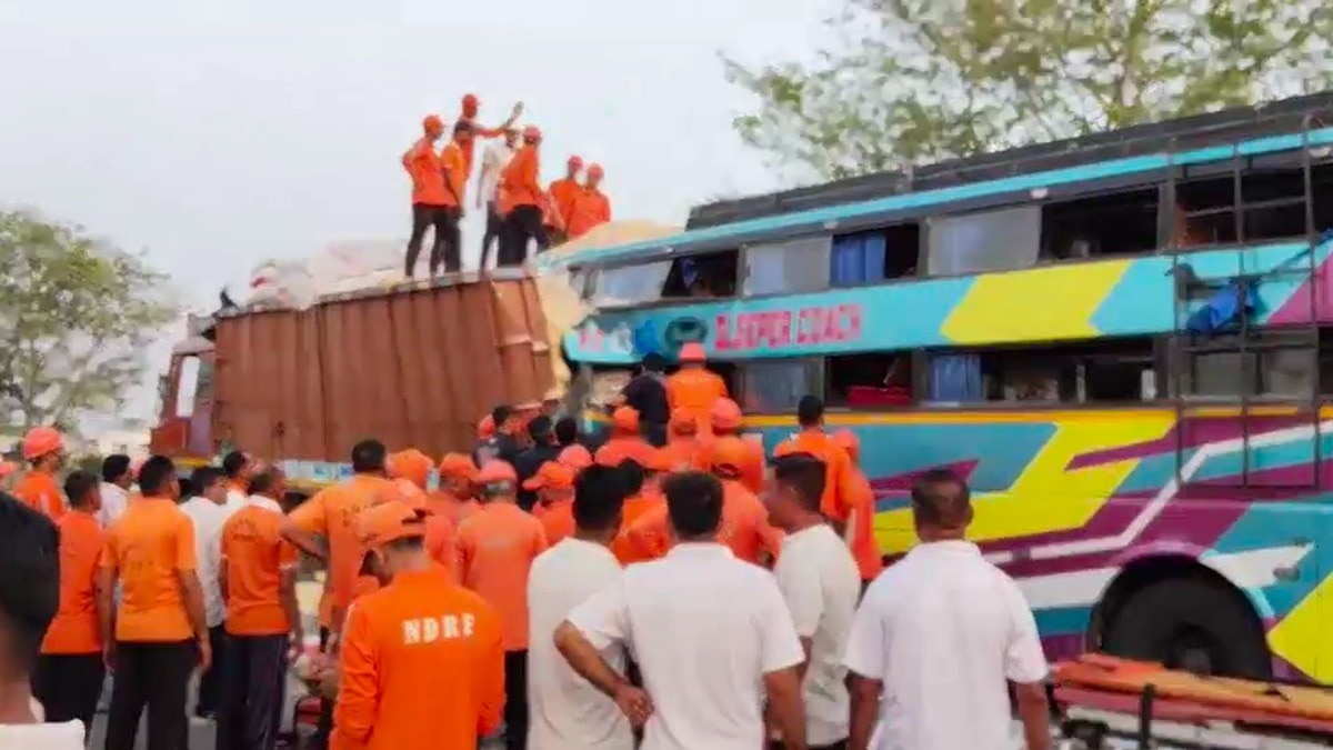 हादसे के बाद हाइवे पर लगा जाम. (Photo: Screengrabs)